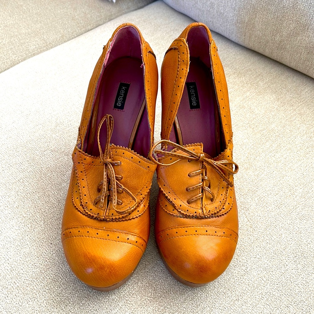 Size 6 Kensie cognac platforms